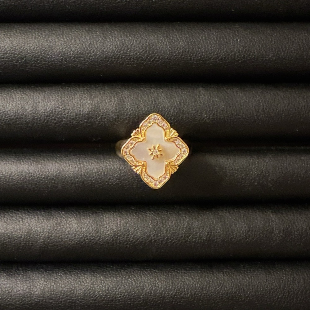 Women’s Gold-Plated Vintage Clover Ring with White Mother-of-Pearl Zircon Adjust